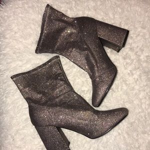 Cape robin glitter sock booties